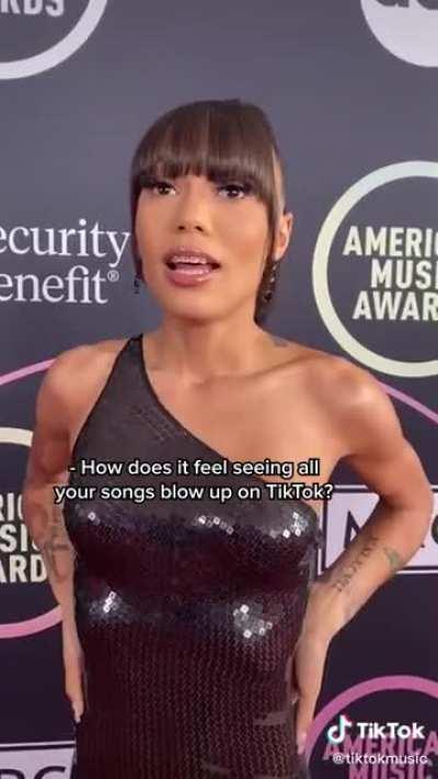 She so fine without trying 😋