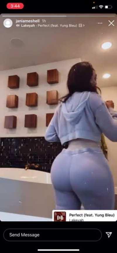 She know what she be doin😩😩