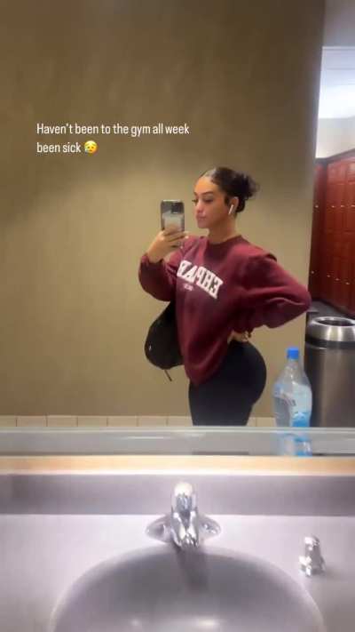 Felicia Lucas (@lovelylesh)