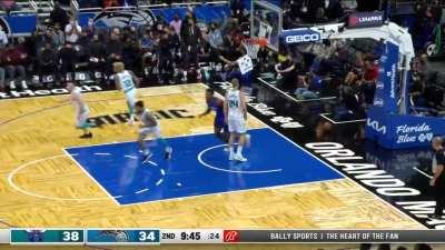 [Highlight] Cole Anthony has Lamelo Ball lost and drains the 3