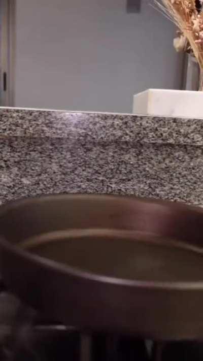 De los creadores de una empanada en un frasco: hamburguesa con tortita negra (cara sucia )