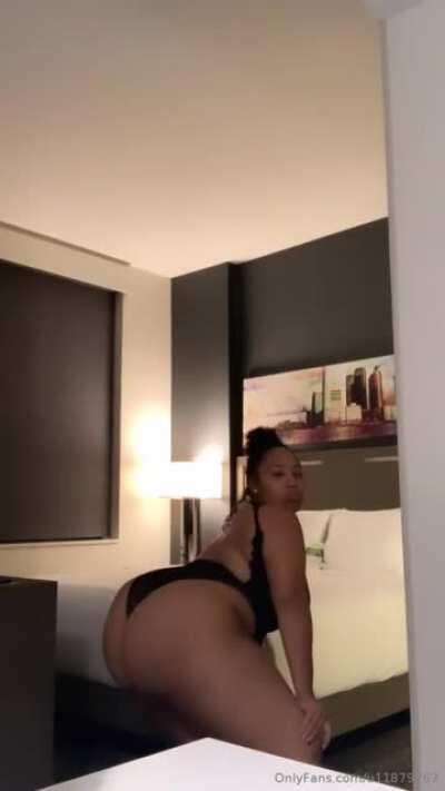 She Bulid Like A Melting Ice Cream 🍦 シ... I bet she taste like one to 🥴