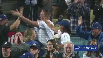 [Highlight] Bellinger hammers one into right field to tie it up for the Dodgers in the 8th inning!