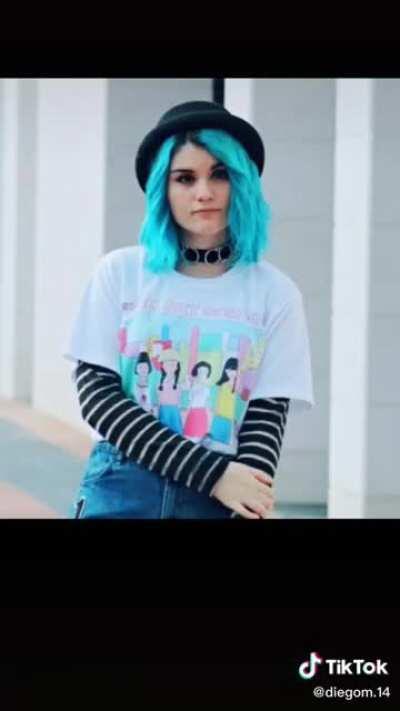 La piba del pelo azul