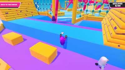 Sometimes I don't even want to finish a race and just chill. Hopefully this guy learned something. If he can't do the muscle up, just run on the blocks. Proud of you dove bean!