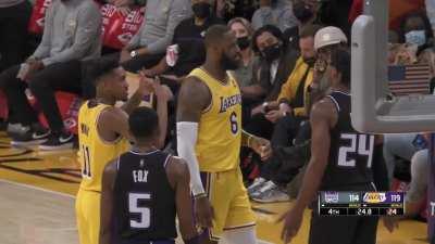 [Highlight] Refs take away a wide open Kings rebound and call a jump ball which the Lakers win