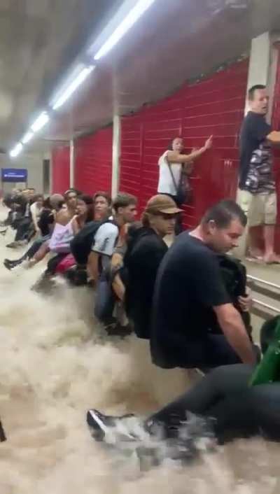 Linha azul agora há pouco