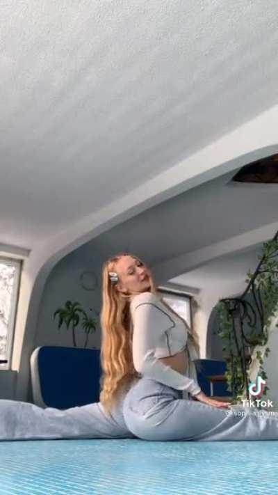 I thought I’d bring this breathtaking moment back for your pleasure. I remember seeing it the first time and literally was in shock of how flexible she is 💪 So hot! 😍