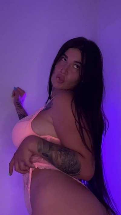 Brunette with a gorgeous body wants to dance for you