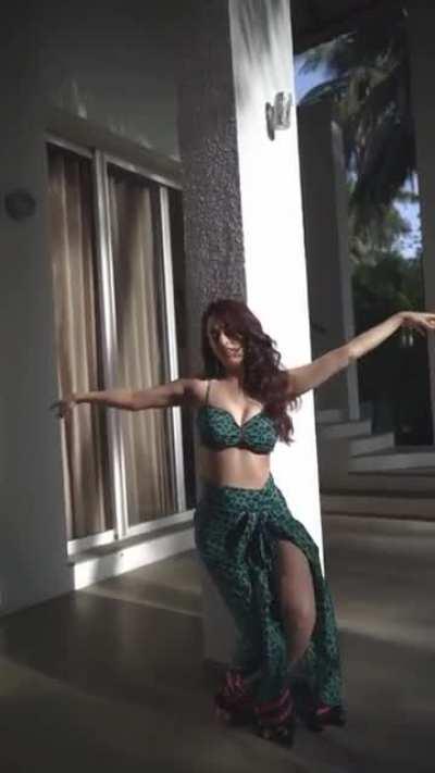 Sandeepa Dhar very eager to show her thighs (new)