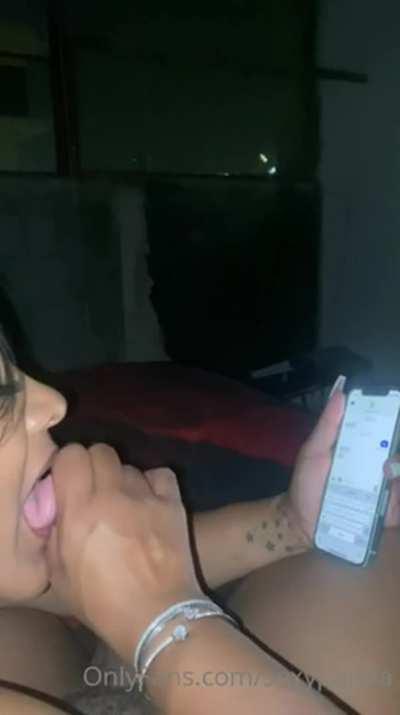 She texting other clients while sucking this mans dick 😭😫😂 she’s definitely out here escorting 😅🤗🤫🍑