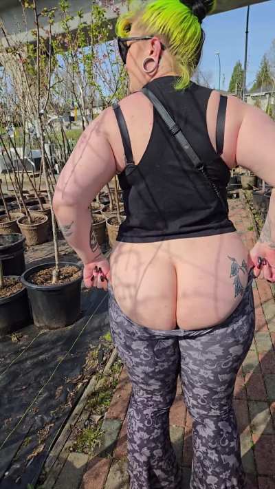 Suns out buns out 🍑🖤 [oc]
