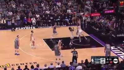 [Highlight] De’Aaron Fox with the IMPOSSIBLE and-1 finish