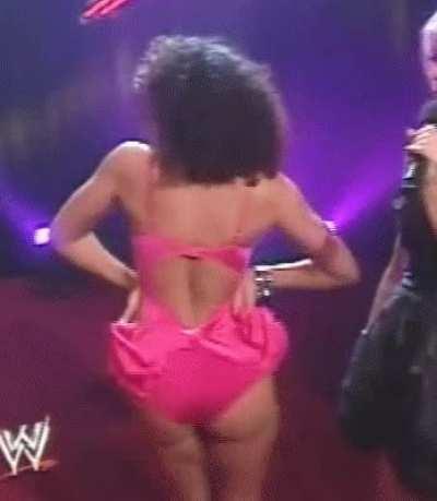 Layla showing off the booty