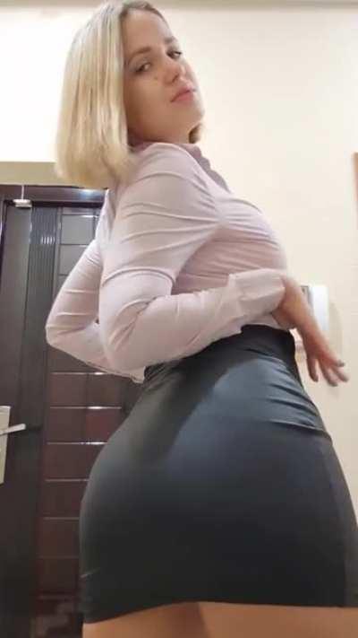 While nobody at office i can shoot some hot stuff =P