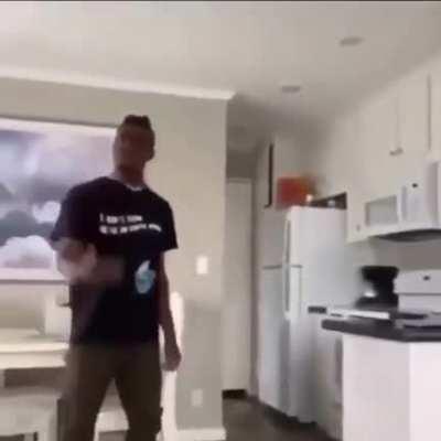 Him love his mommy🤨