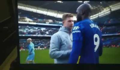 That handshake killed me💀