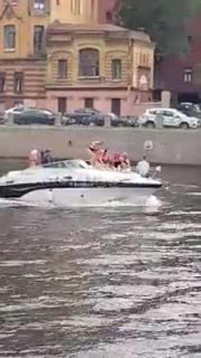 Rising the head near a bridge