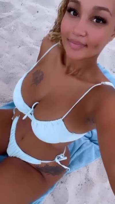 🤍👙🤳🏽