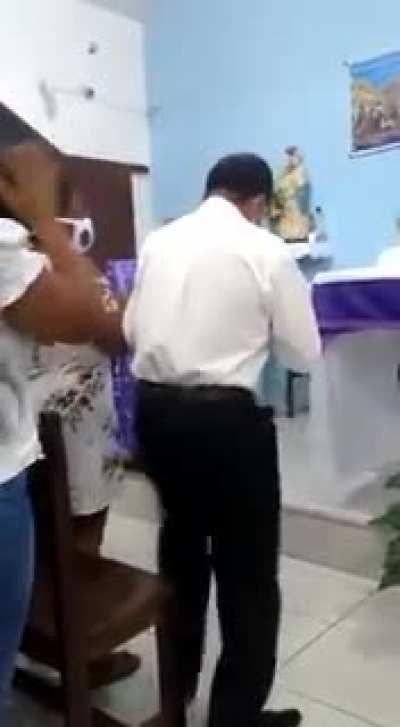 Quando você toma uma no domingo, e sua mulher te carrega pra missa.