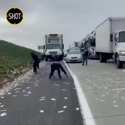 В США в очередной раз богатый толстосум разбросал на трассе доллари, для того чтобы снять видео, какие бедные люди жалкие.