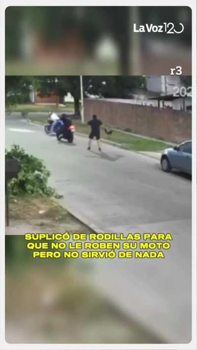 Le suplicó a los ladrones de rodillas que no le llevaran la moto pero no sirvió de nada.