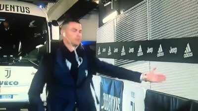 Coronavirus might be slightly affecting this prematch routine