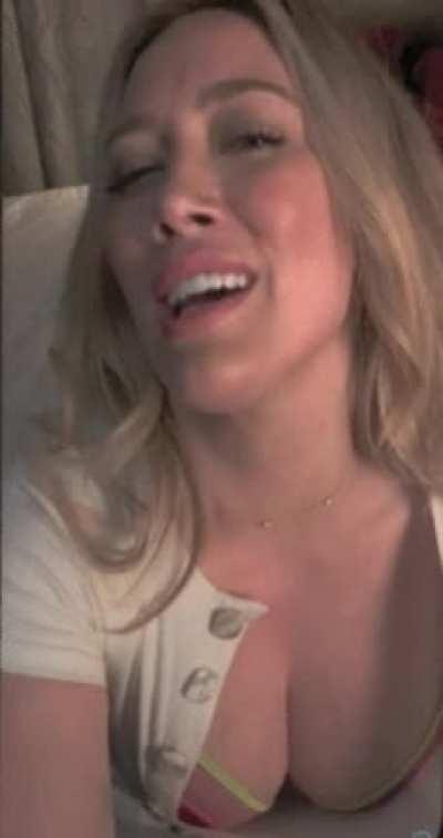 Hilary Duff nice cleavage