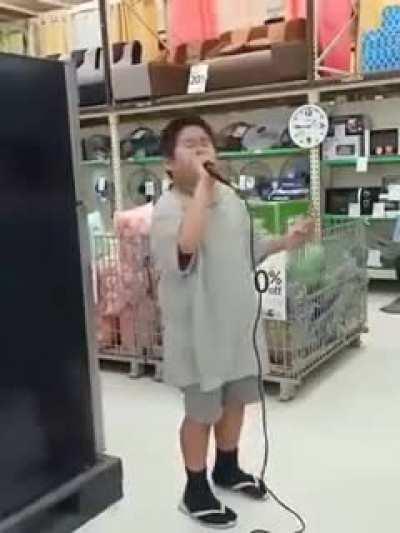 Kid in flipflops making Insane beats