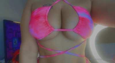 Here Yall Go, Damnnn Shes hottt