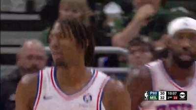 [Highlight] Tyrese Maxey's stepback 3 (with replay)