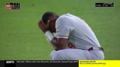 [Highlight] The entire Texas team loses a fly ball in the sky, Stanford walks off the Longhorns to go to the College World Series