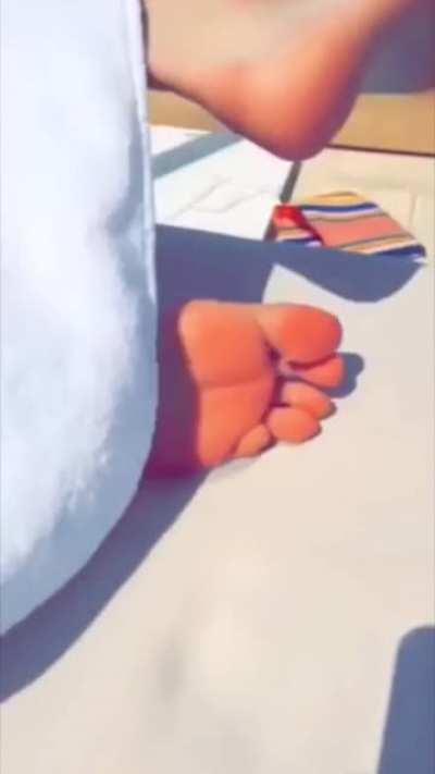 Kendall Jenner soles (slo-mo)