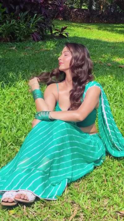 Navel Queen Esshanya Maheshwari