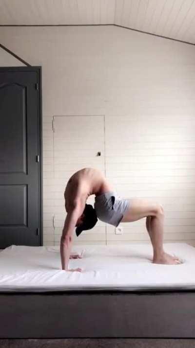 I worked a lot on my upper back flexibility these last months. Better form in that pose now! 💫⭐️