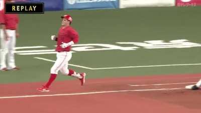 [Highlight] Nakayama with the NPB Defensive play of the season! Diving catch and glove toss mid year.