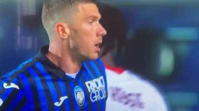 Kessie protecting the ball towards the final seconds of Atalanta vs Milan.