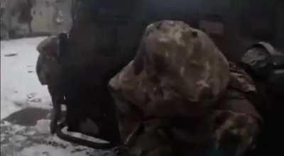 UA POV Geolocation from video: Ukrainian forces inside Bakhmut fighting. The sound of fighting appears very close. Location is in the Bakhmut city center, 500 m west from the Bakhmutovka river.📌 48.594857, 38.003172