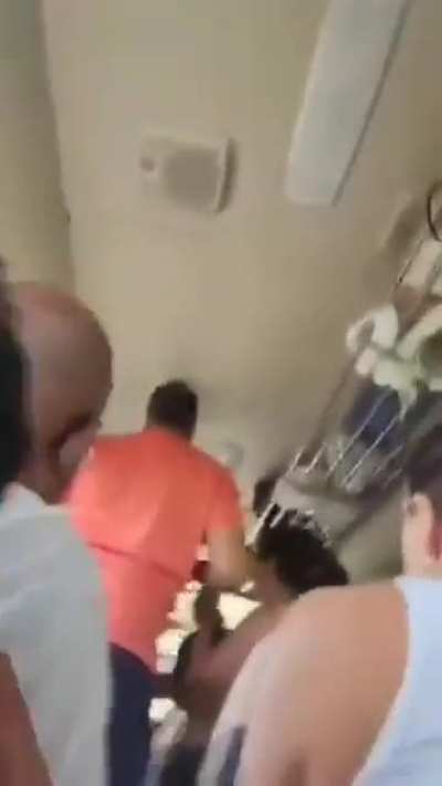 Elephant attack on bus in Sri Lanka (T-Rex vibes)