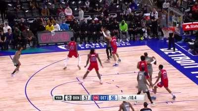 [Highlight] KD and Patty Mills pass the ball back and forth until Mills hits the three