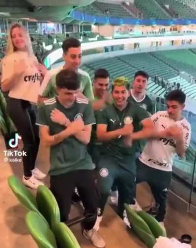 E a torcida do Palmeiras nem esperou o fim do jogo para começar os protestos