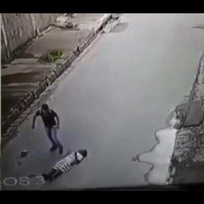 Bro thought a teenager was an easy target.
