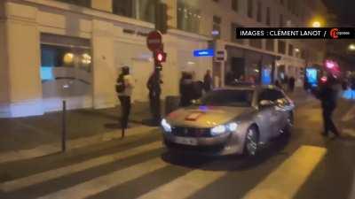 22.01 Paris : Interpellation violente dans Paris, coup de pied dans la tête de la personne au sol, puis un journaliste repoussé violemment [crédit : Clément Lanot]