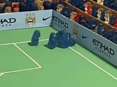 My friend re-created Aguero’s goal vs QPR.. with gummy bears. Enjoy 🤣 (IG: max_martine)