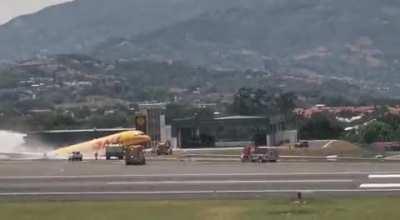 Another angle of DHL 757-200 that landed and went off the runway in Juan Santamaria International Airport, Costa Rica. Pilots reported hydraulic failure before emergency landing. 07-Apr-22