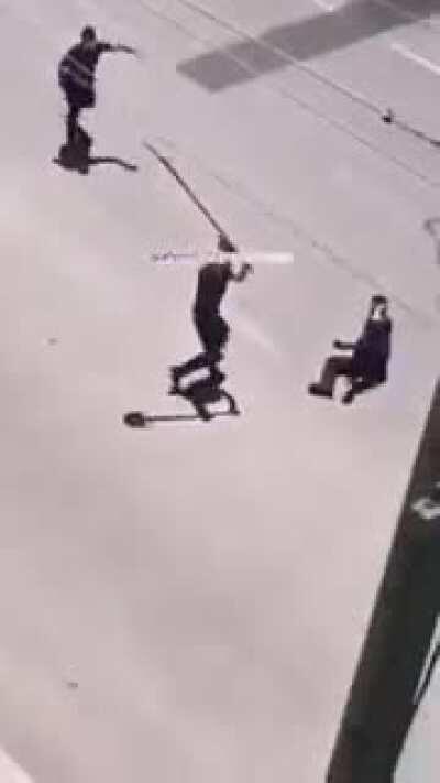 Afyonda polise kurekle saldiran adam(based)