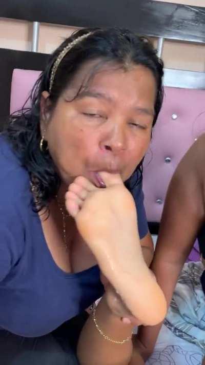 Hum! a woman for every foot 👣