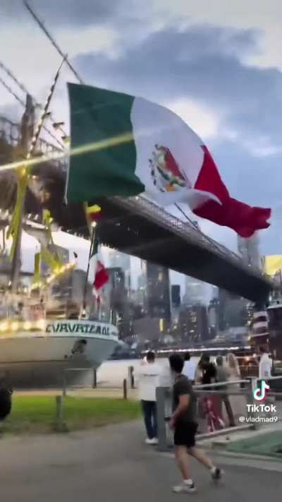 Mexican Navy ship hits Brooklyn bridge