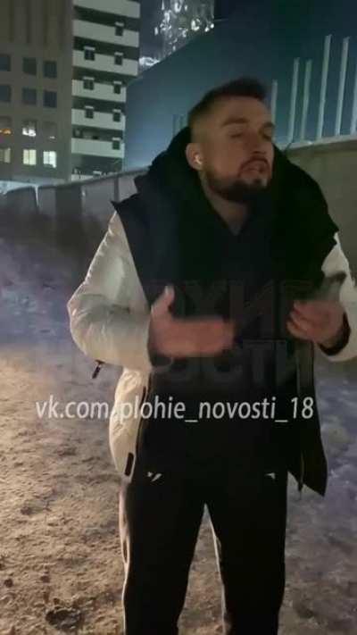 Сибиряк бросил мусорные пакеты у подъезда, вместо того, чтобы донести их до контейнера. Прохожие сделали замечание и началось... 