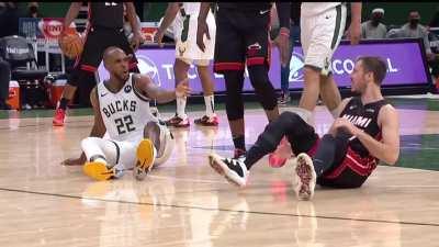 [Highlight] Dragic pulls Middleton's jersey and clamps his foot causing Middleton to fall